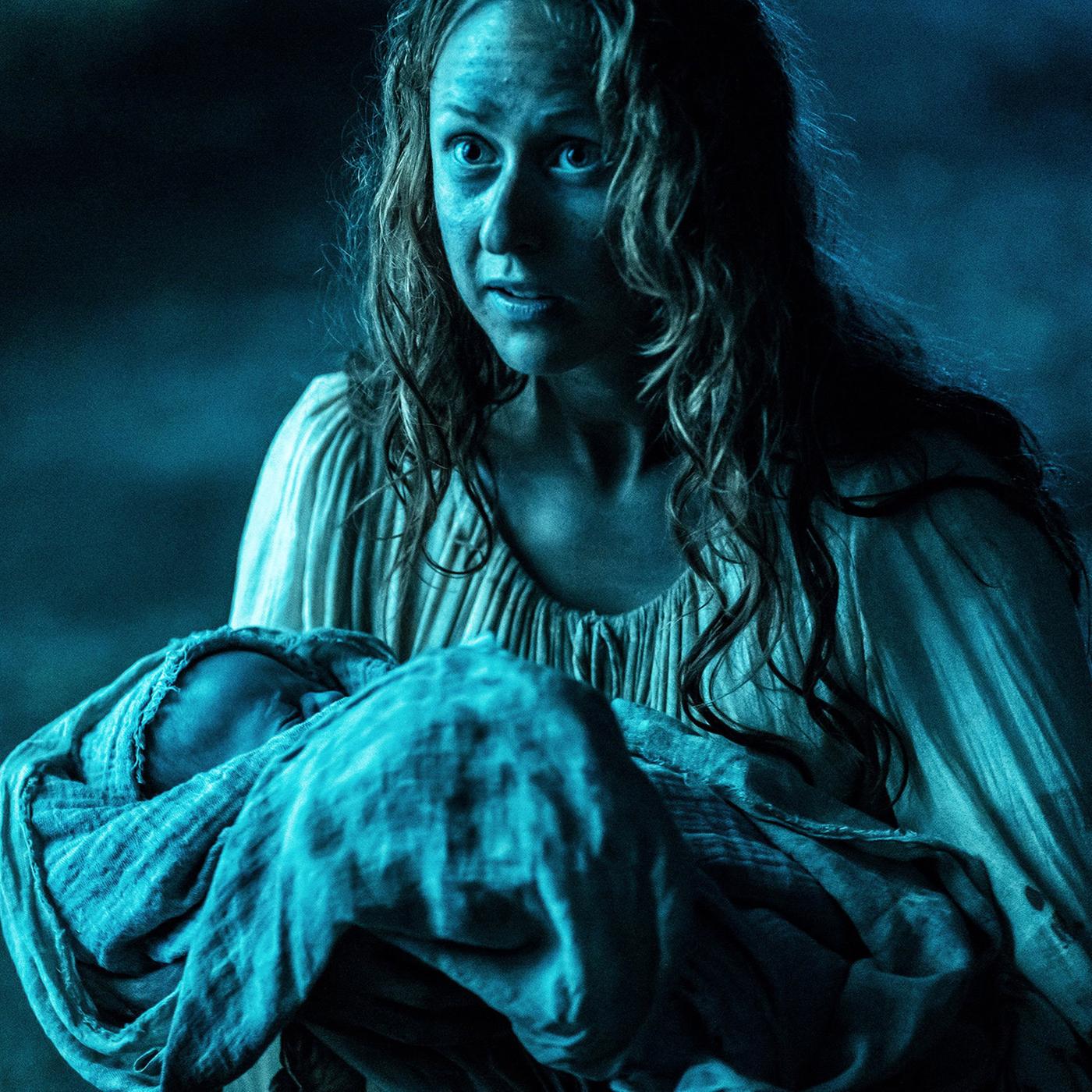 Eine Frau mit einem Baby im Arm
