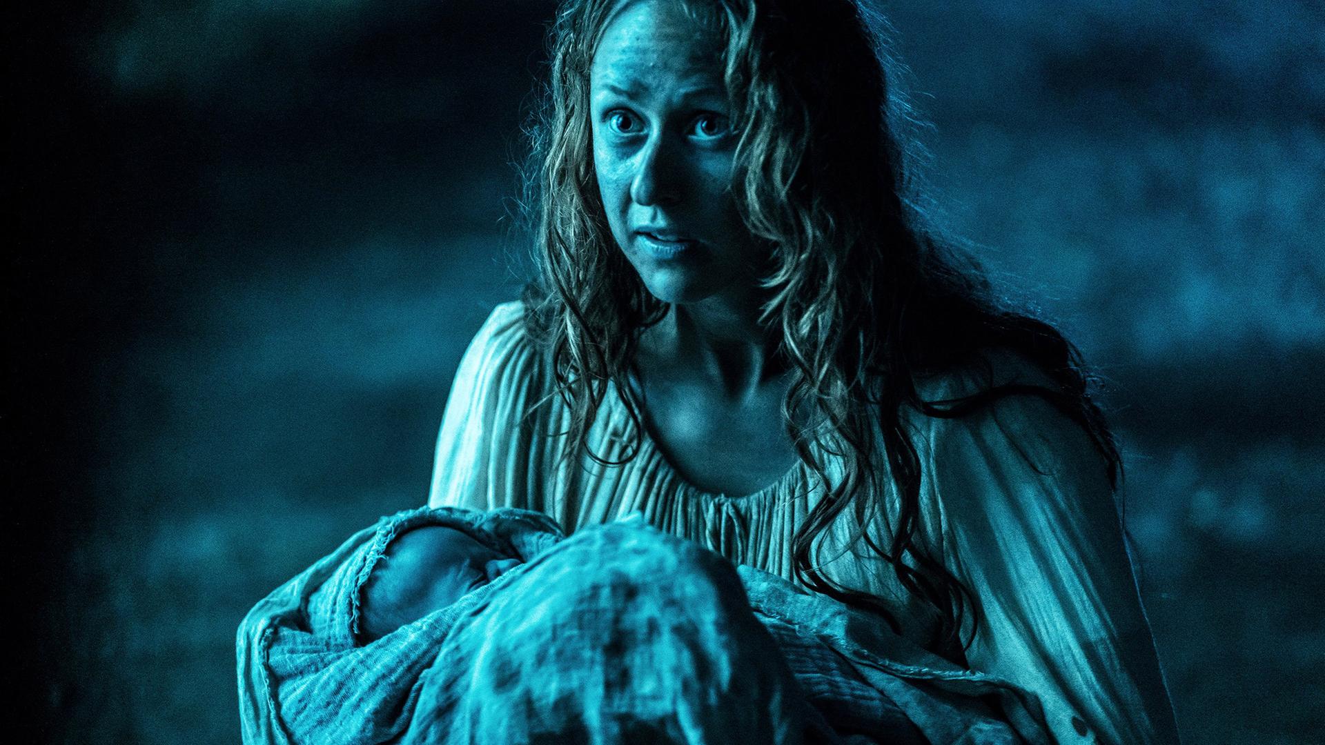 Eine Frau mit einem Baby im Arm