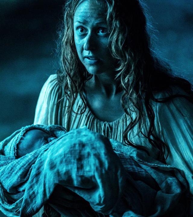 Eine Frau mit einem Baby im Arm