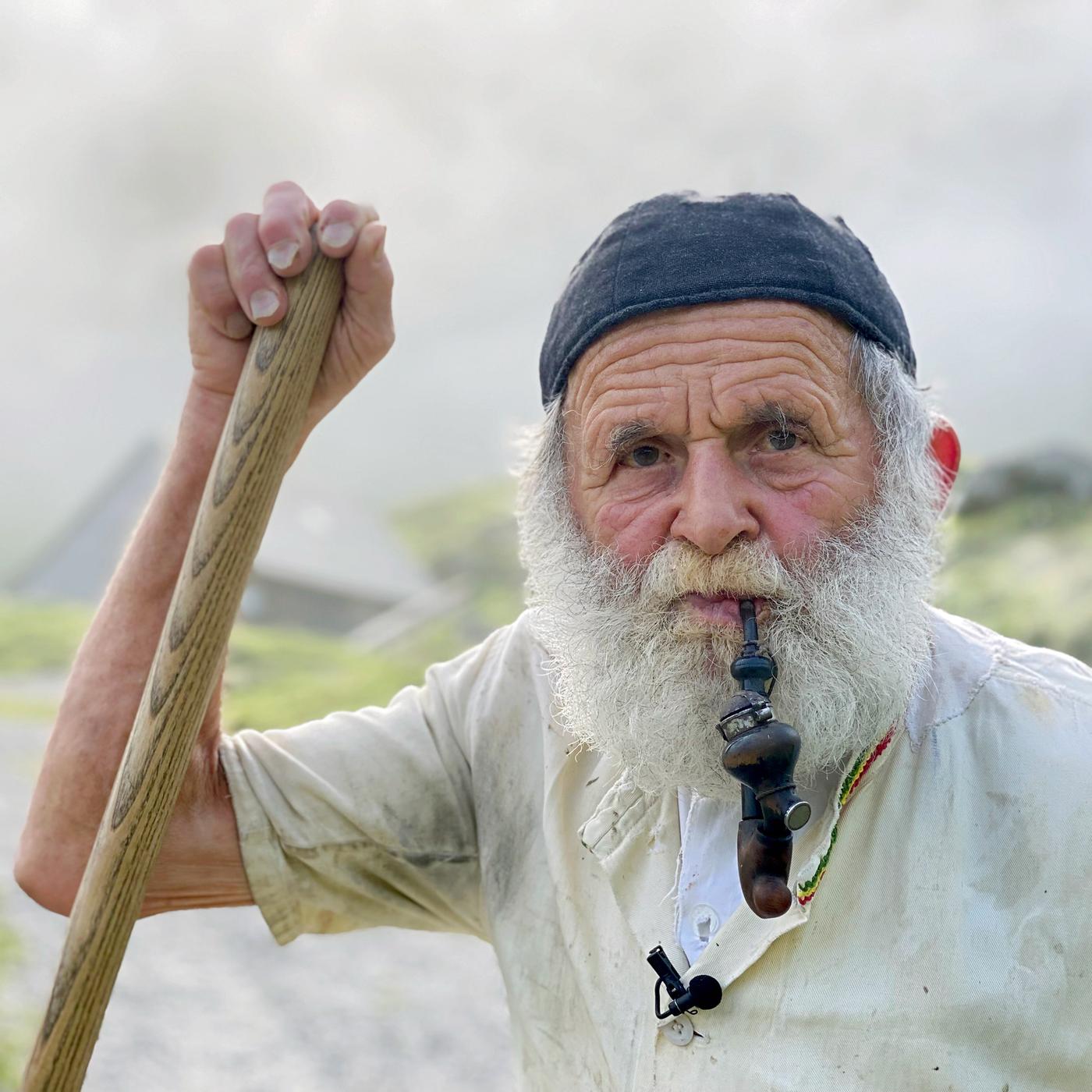 Bärtiger Mann mit Pfeife