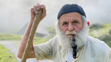 Bärtiger Mann mit Pfeife