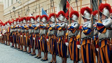 Die Schweizer Garde nebeneinander stehend in Reih und Glied 