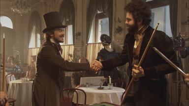 "Die glorreichen 10 - die seltsamsten Paare der Geschichte": Spielszene: Karl Marx und Friedrich Engels stehen in einem Pariser Café und schütteln sich erfreut die Hände.