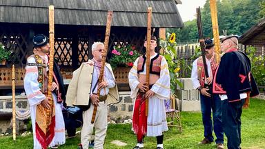 Fujara-Garten-Konzert in Detva. Früher haben sich die slowakischen Hirten mit diesen Flöten über weite Entfernungen hinweg verständigt.