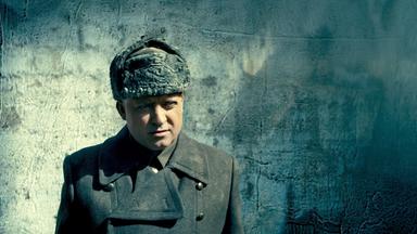 Ein Mann in russischer Uniform.