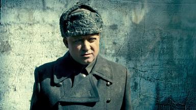 Ein Mann in russischer Uniform.