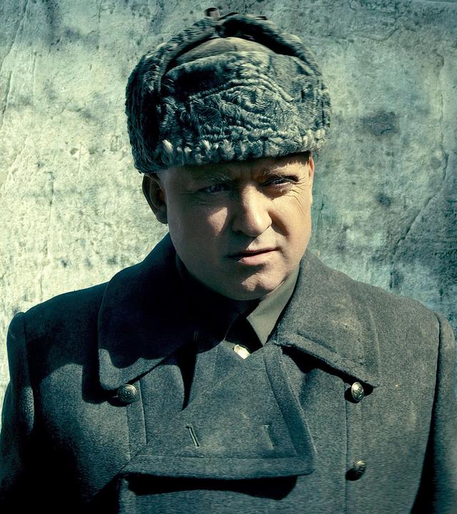 Ein Mann in russischer Uniform.