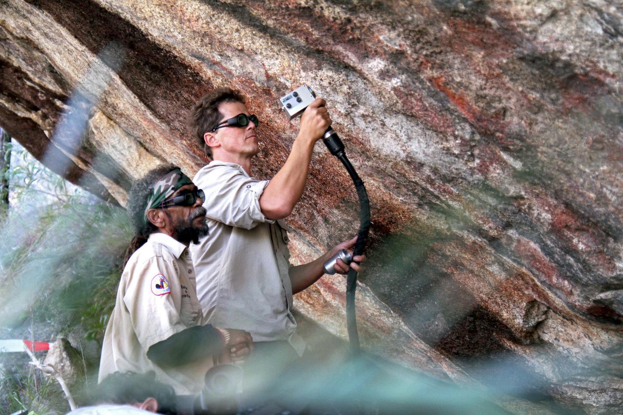 Steinrestaurator Jürgen Steiner und Bulwai-Ältester Willie Brim. Steiner restauriert das Weiße Känguru mit Lasertechnik