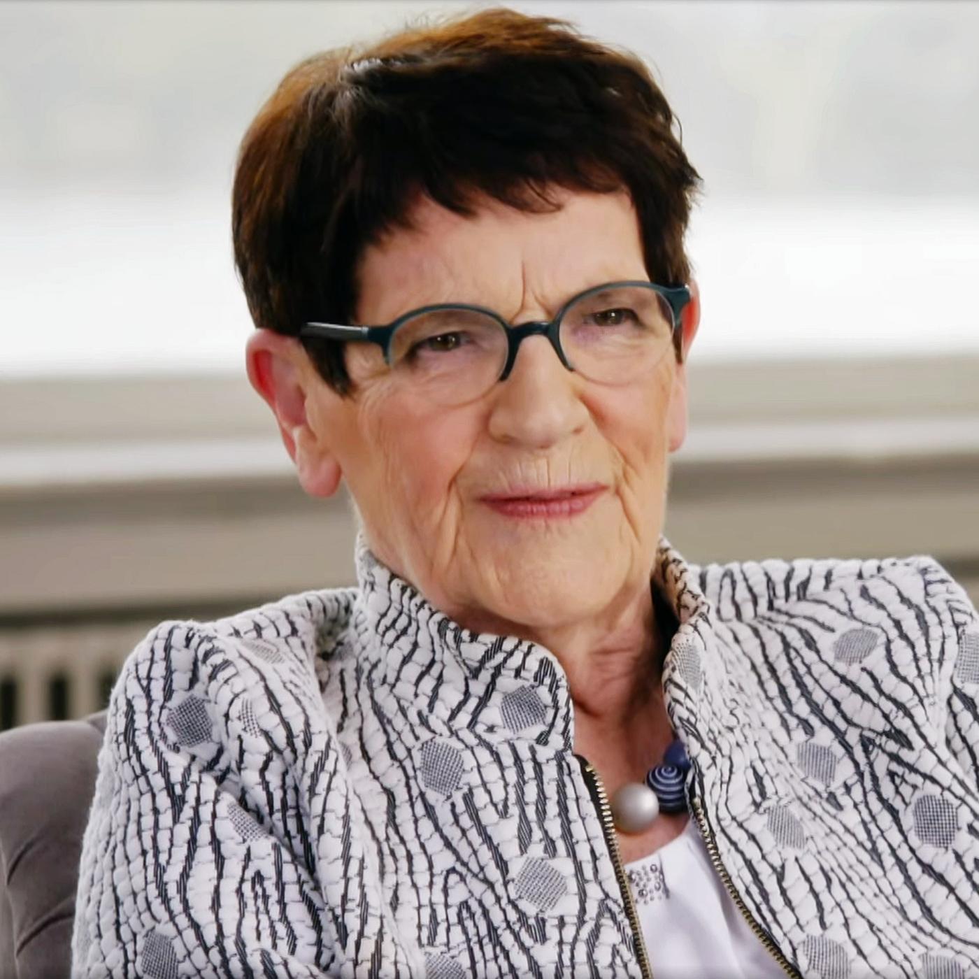 Portrait einer älteren Frau mit kurzen dunklen Haaren 