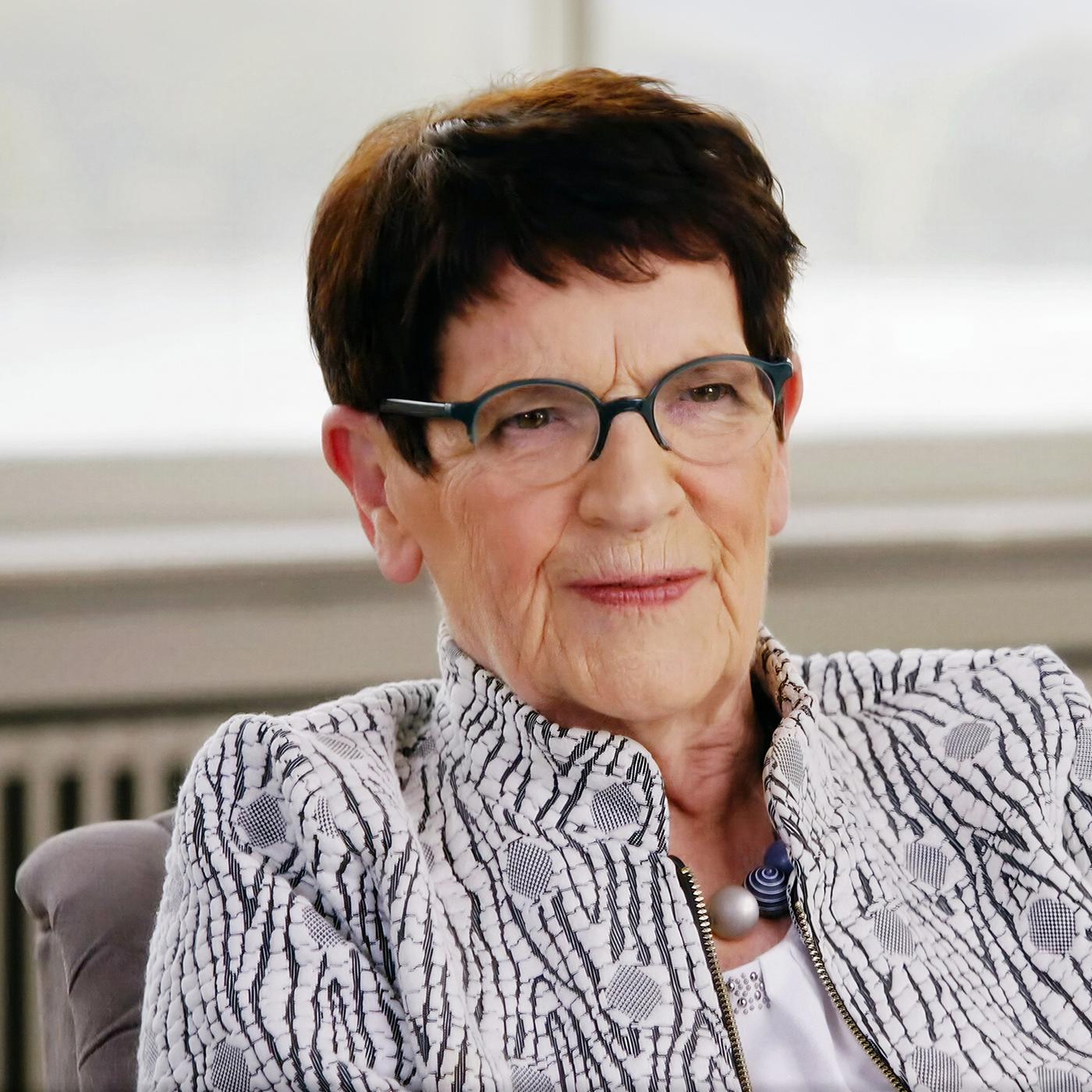 Portrait einer älteren Frau mit kurzen dunklen Haaren 