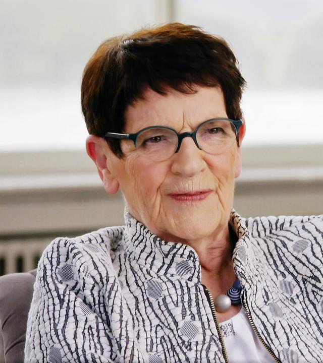 Portrait einer älteren Frau mit kurzen dunklen Haaren 