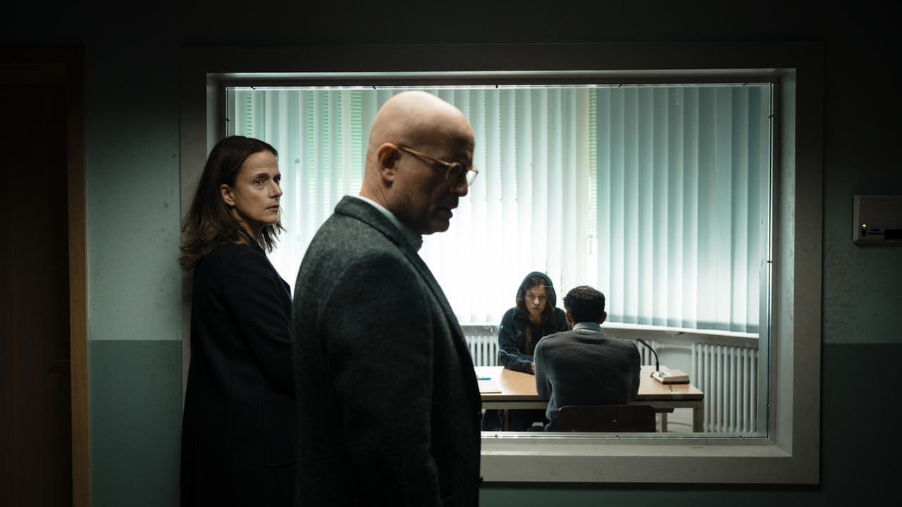 Sigrid von Gems (Claudia Michelsen, l.), ihr Mann Heinrich (Christian Berkel, 2.v.l.) und Unbekannte (Henriette Confurius, 2.v.r.).