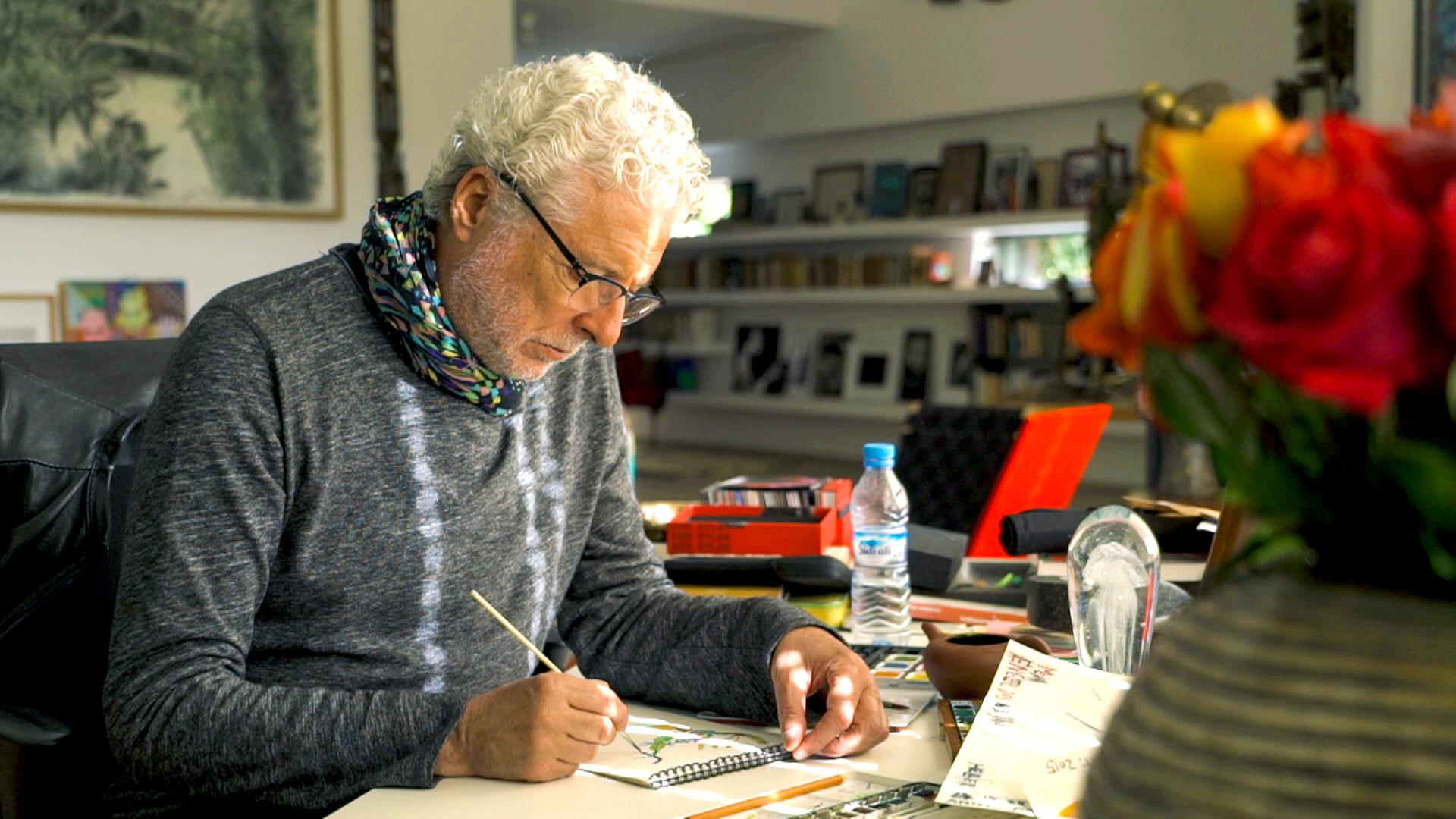 Schreibender Mann mit Brille.
