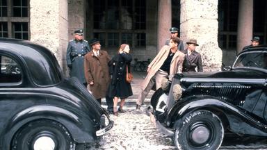 Sophie Scholl (Lena Stolze, 3.v.l.) und Hans Scholl (Wulf Kessler, 4.v.l.) geraten in die Fänge der Gestapo.