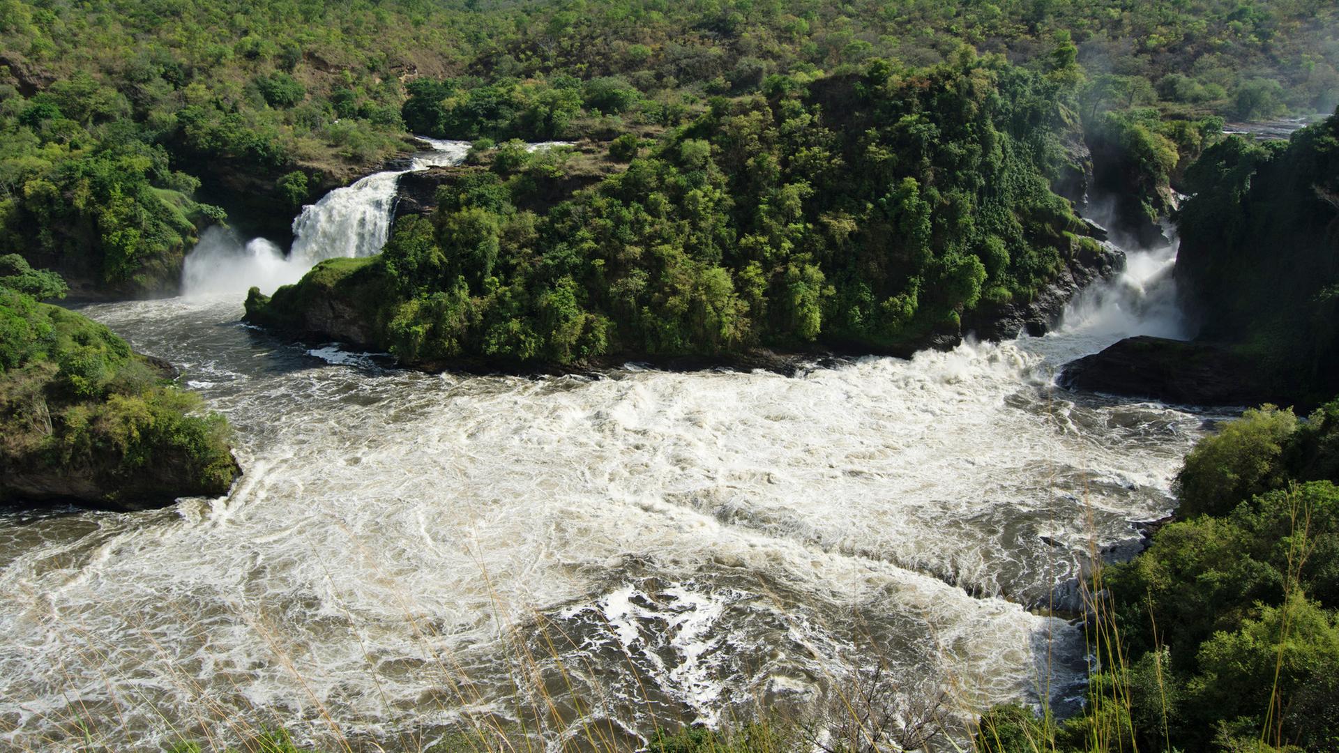 "Die wilden Flüsse Afrikas - Nil": Totale eines Wasserfalls mit zwei Flussarmen in bewaldeter Landschaft.