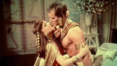 Ein Mann und eine Frau, eng umschlungen.