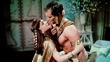 Ein Mann und eine Frau, eng umschlungen.