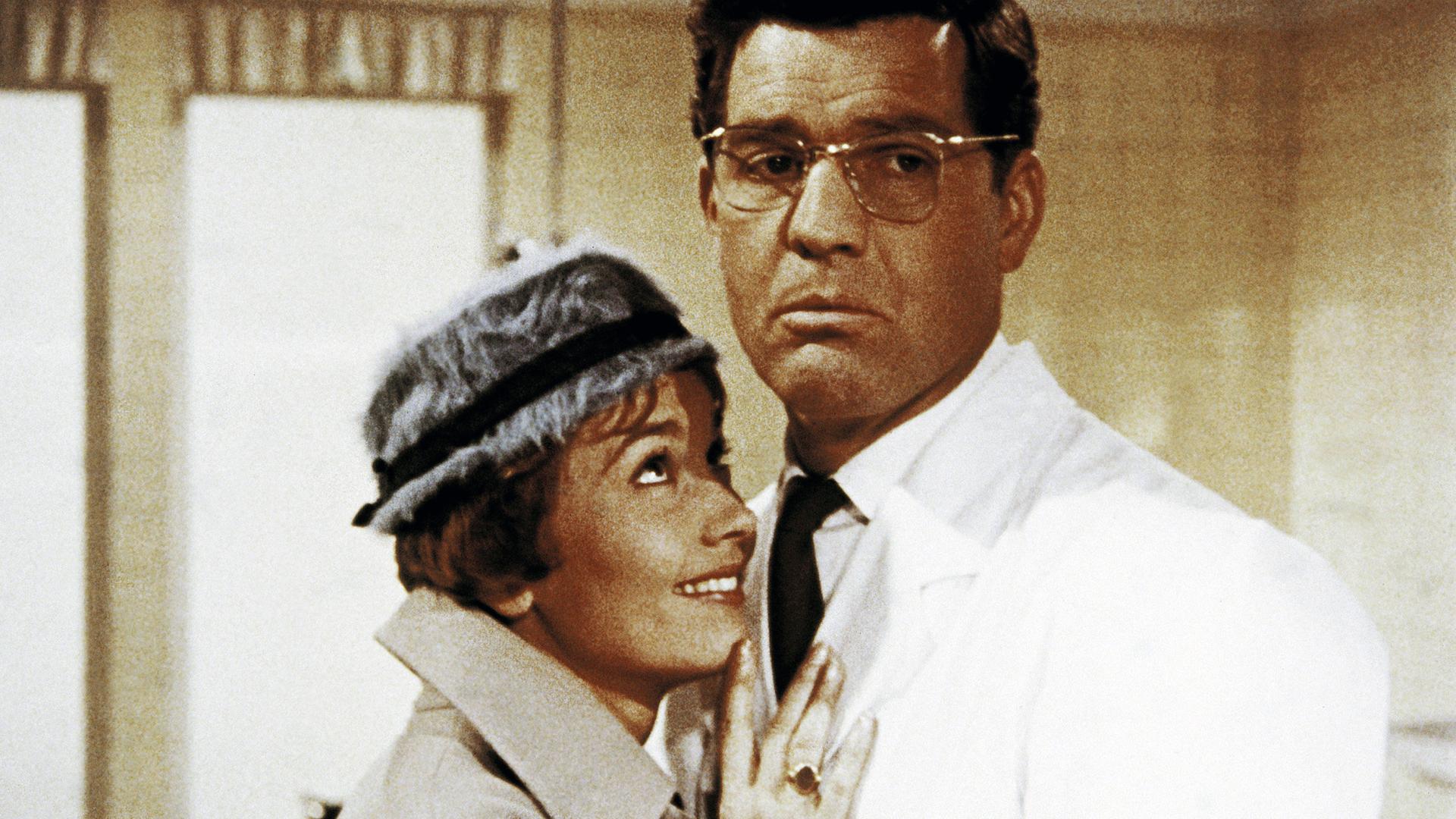 Die Schriftstellerin Juliane Thomas (Liselotte Pulver) verliebt sich in den charmanten Schweizer Arzt Dr. Jean Berner (Paul Hubschmid). 