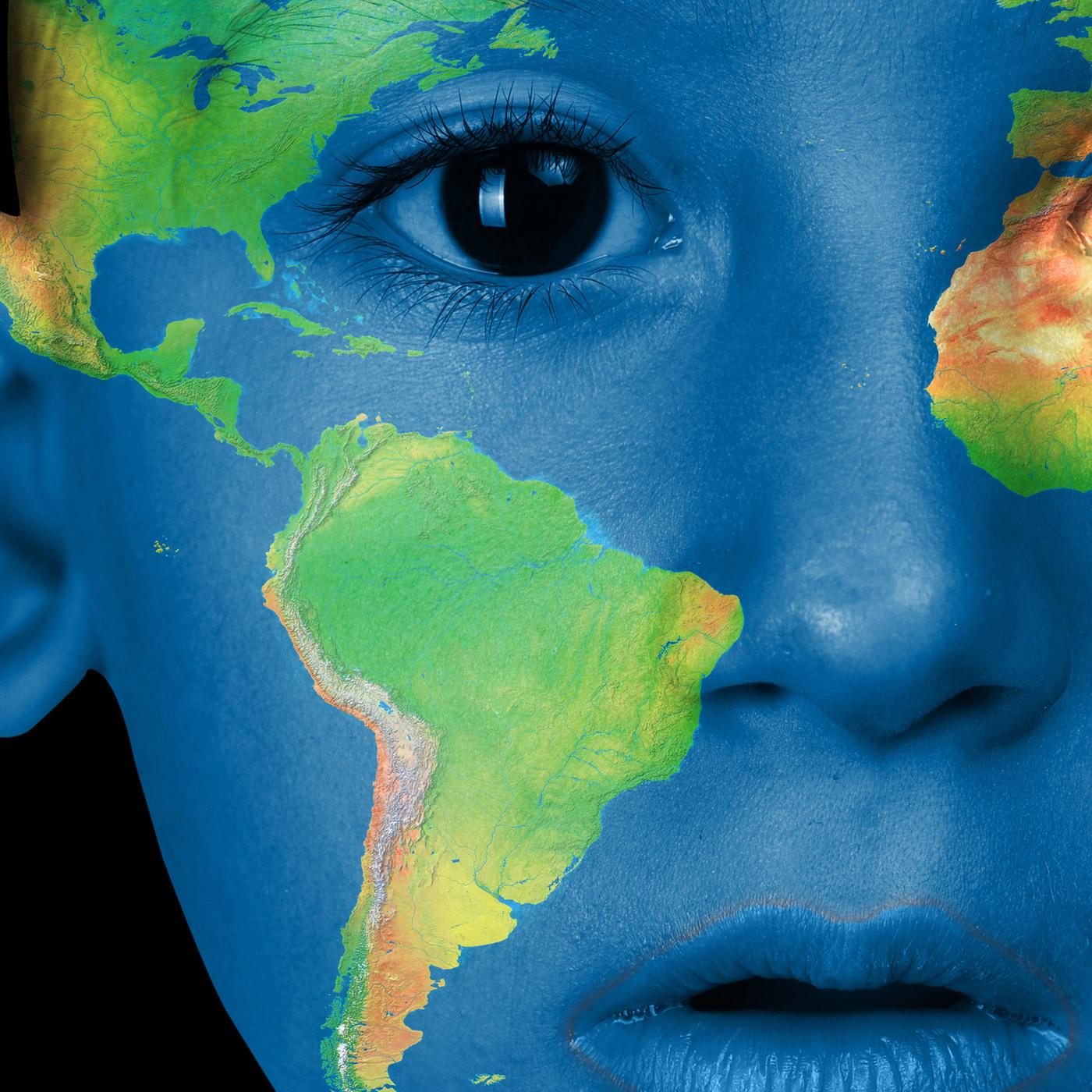 ein blau bemaltes Kindergesicht, darauf in grün und erdtönen die Kontinente