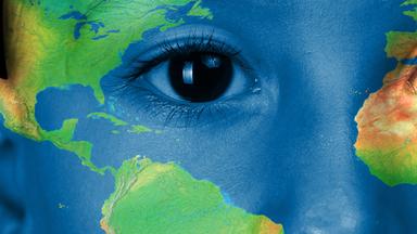 ein blau bemaltes Kindergesicht, darauf in grün und erdtönen die Kontinente