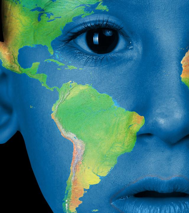 ein blau bemaltes Kindergesicht, darauf in grün und erdtönen die Kontinente