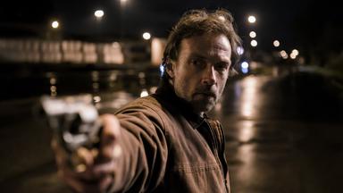 Ein Mann mit gezogener Waffe 