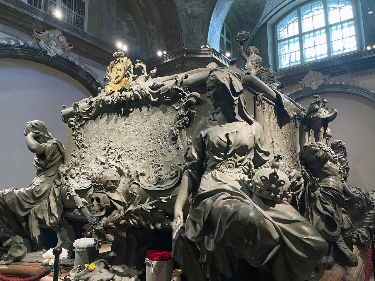 Reich verziehrter Prunksarg in einer Krypta