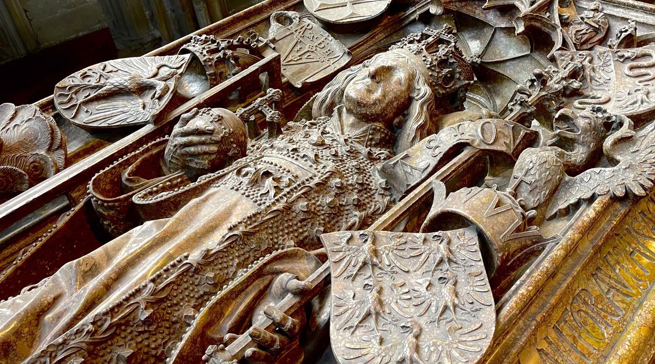 Grabmahl in einer Kirche, als Abdeckung das lebensgroße Porträt des Verstorbenen