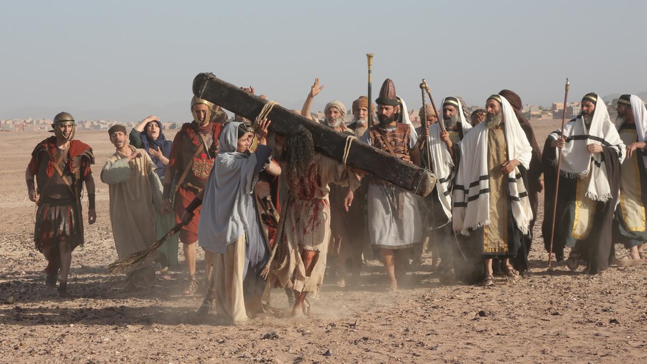 Nachgestelltes Szene: Die Kreuzigung von Jesus Christus mit Römern, Rabbinern und Frauen