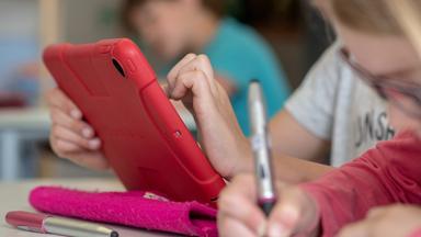 Schüler mit Tablet im Unterricht