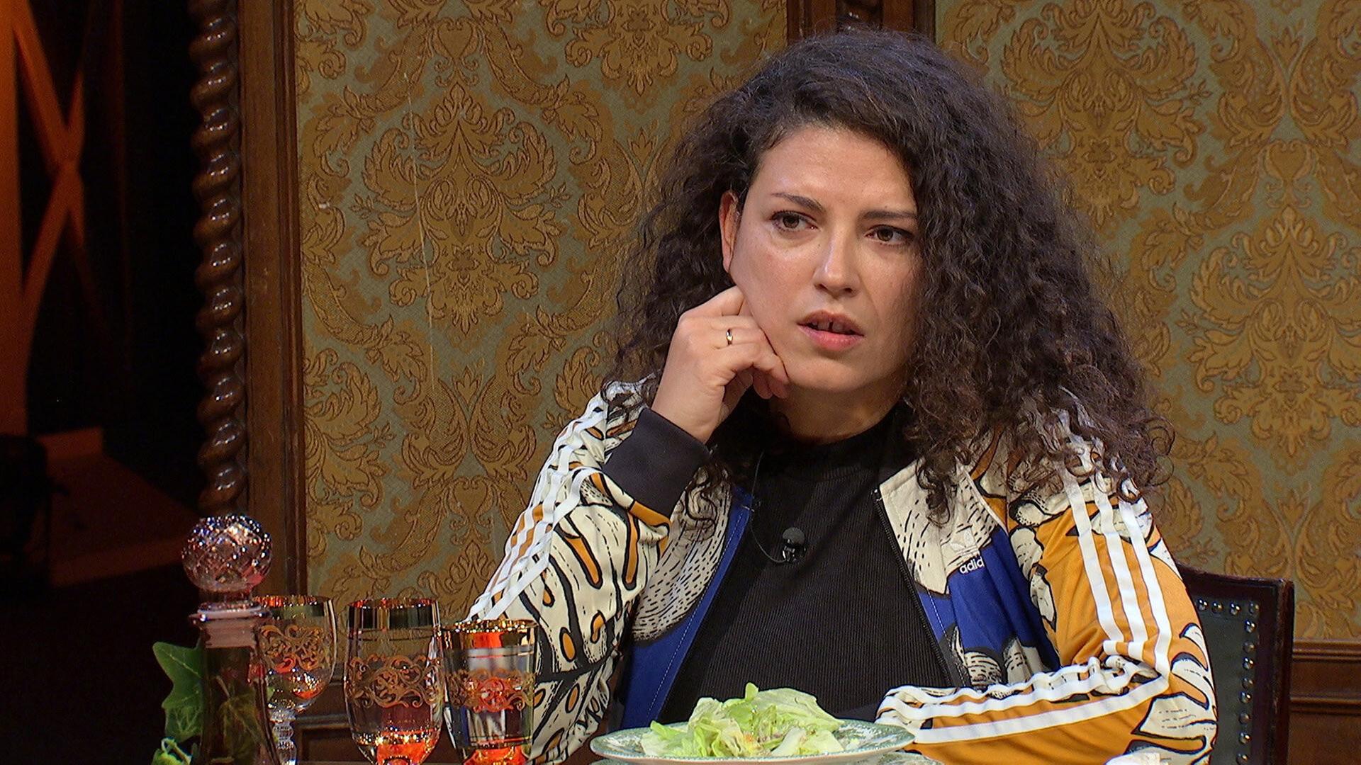 Claudia Kottal spielt bei „Dinner für Zwei“ eine improvisierte Rolle während des Abendessens.  