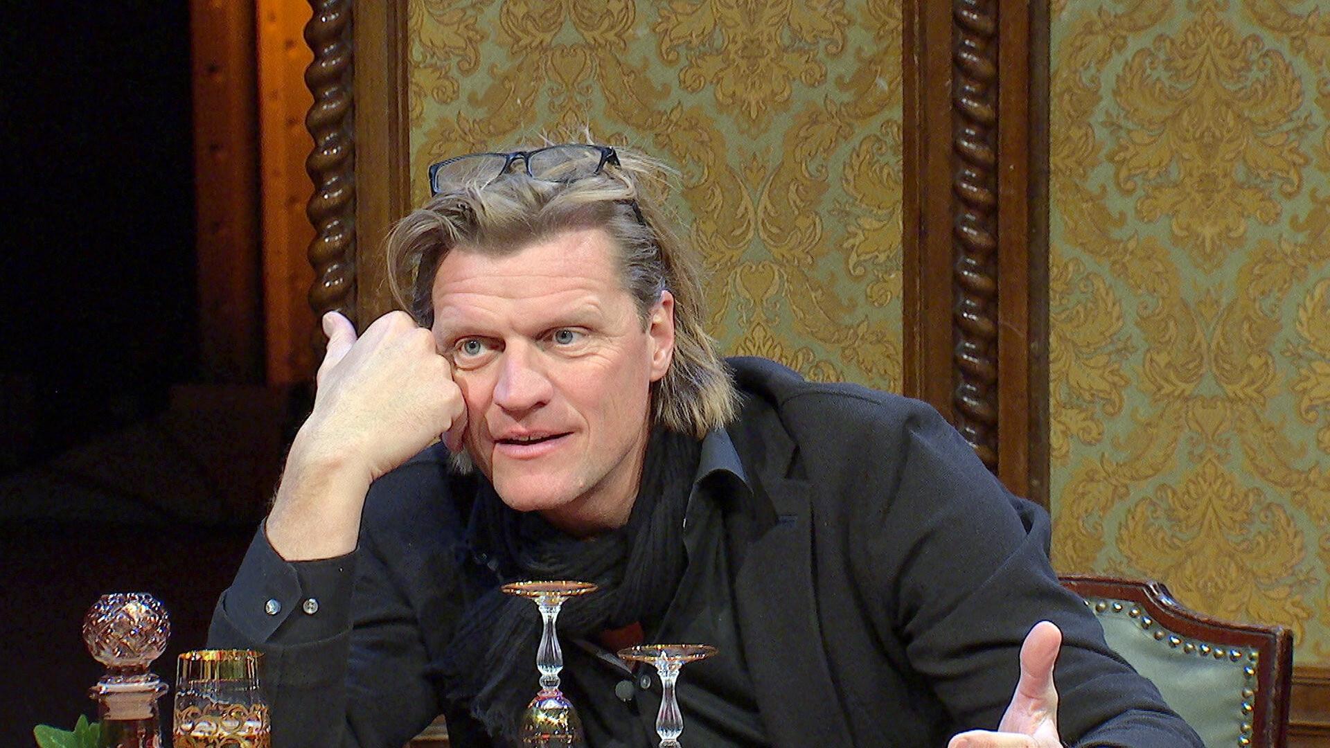 Gery Seidl nimmt bei der Impro-Comedy-Show „Dinner für Zwei“ eine Rolle ein.