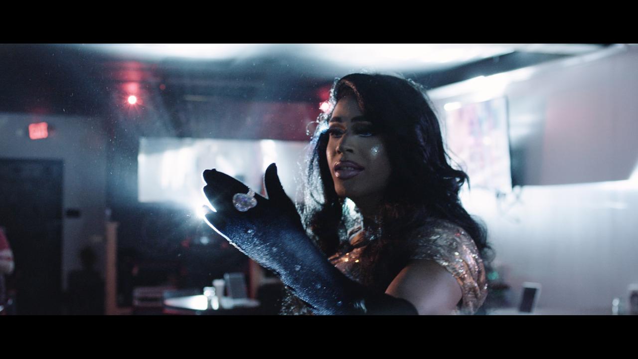 Auftritt einer Drag Queen in einem Club.