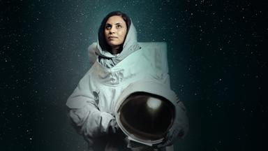 Frau im Astronautenanzug blickt nach oben.