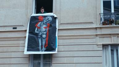 Totale von Frau, die ein großes Bild aus dem Fenster hält.