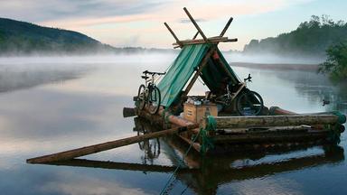 EIn selbstgebautes Floß schwimmt auf dem Klarälven.