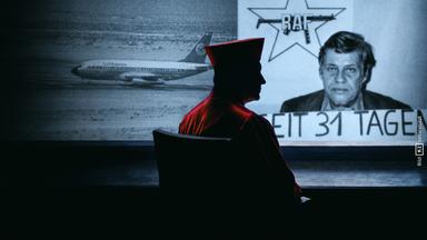 Bundeverfassungsrichter schaut auf ein Bild von Hanns-Martin Schleyer während der RAF-Entführung 1977