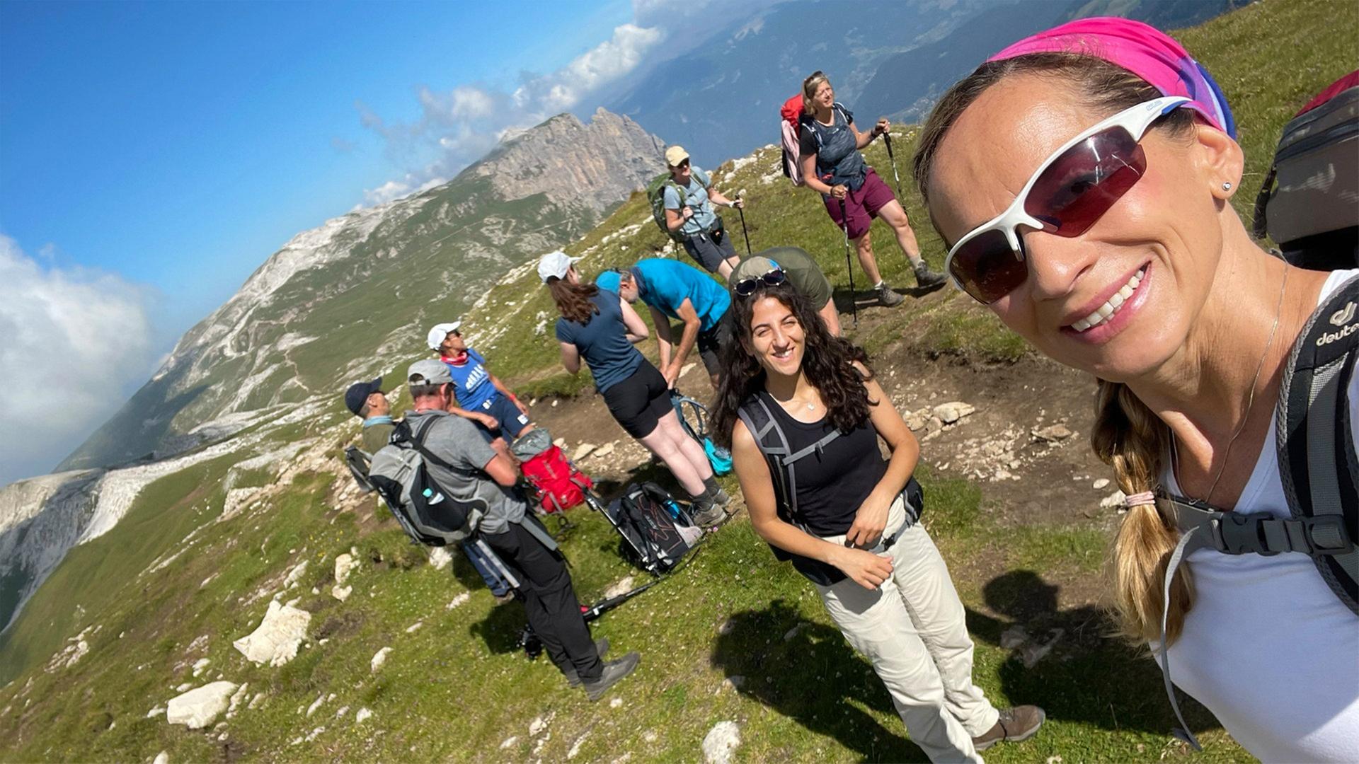 Tamina Kallert (r) wandert mit acht WDR2- Hörern und Hörerinnen und einem Hund von West nach Ost einmal quer durch die italienischen Dolomiten