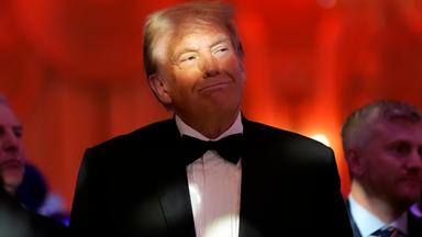 Mann im Abendanzug auf der Bühne mit Licht und Schatten im Gesicht