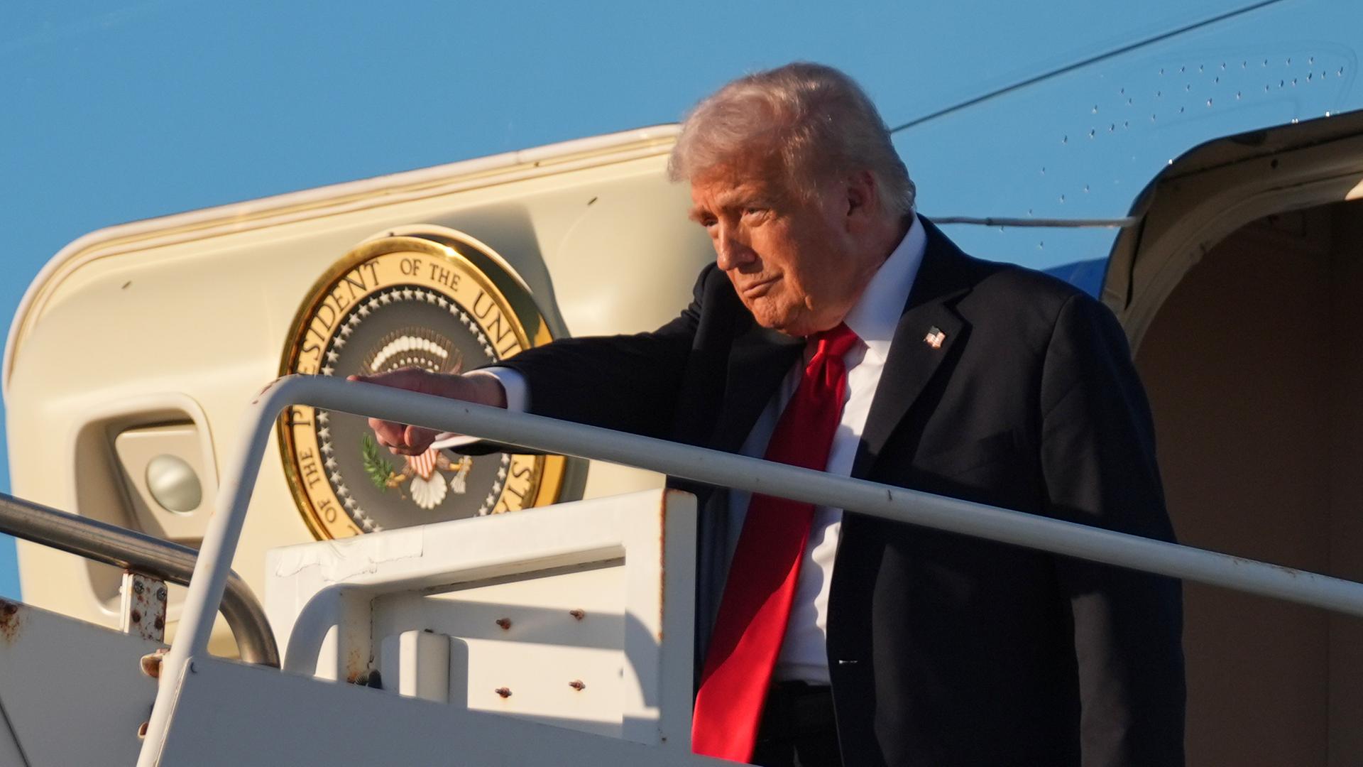 Ein Mann steigt aus einem Flugzeug.