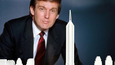 Ein altes Portrait von Donald Trump vor einem Architekturmodell.