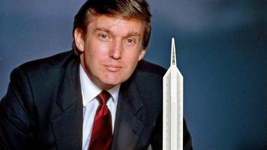 Ein altes Portrait von Donald Trump vor einem Architekturmodell.