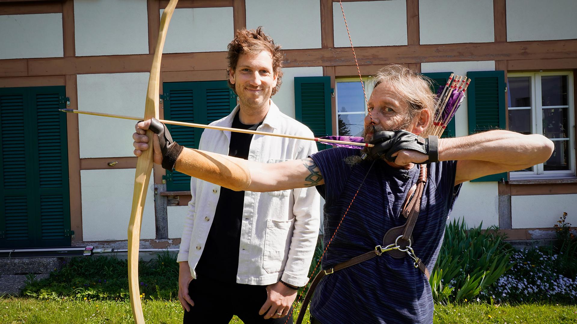 Donat (l.) und Chrigu (r.), der als Hobby Pfeilbogen schiesst.
