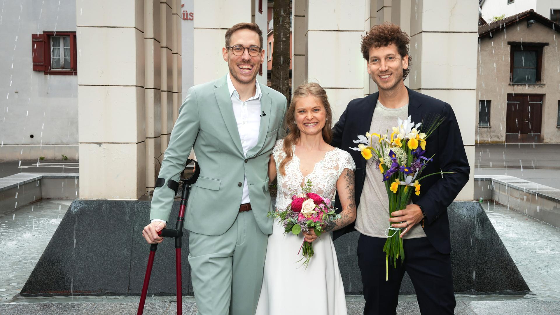 Tom (l.) und Svenja (M.) Gisler an ihrer Hochzeit in Altdorf