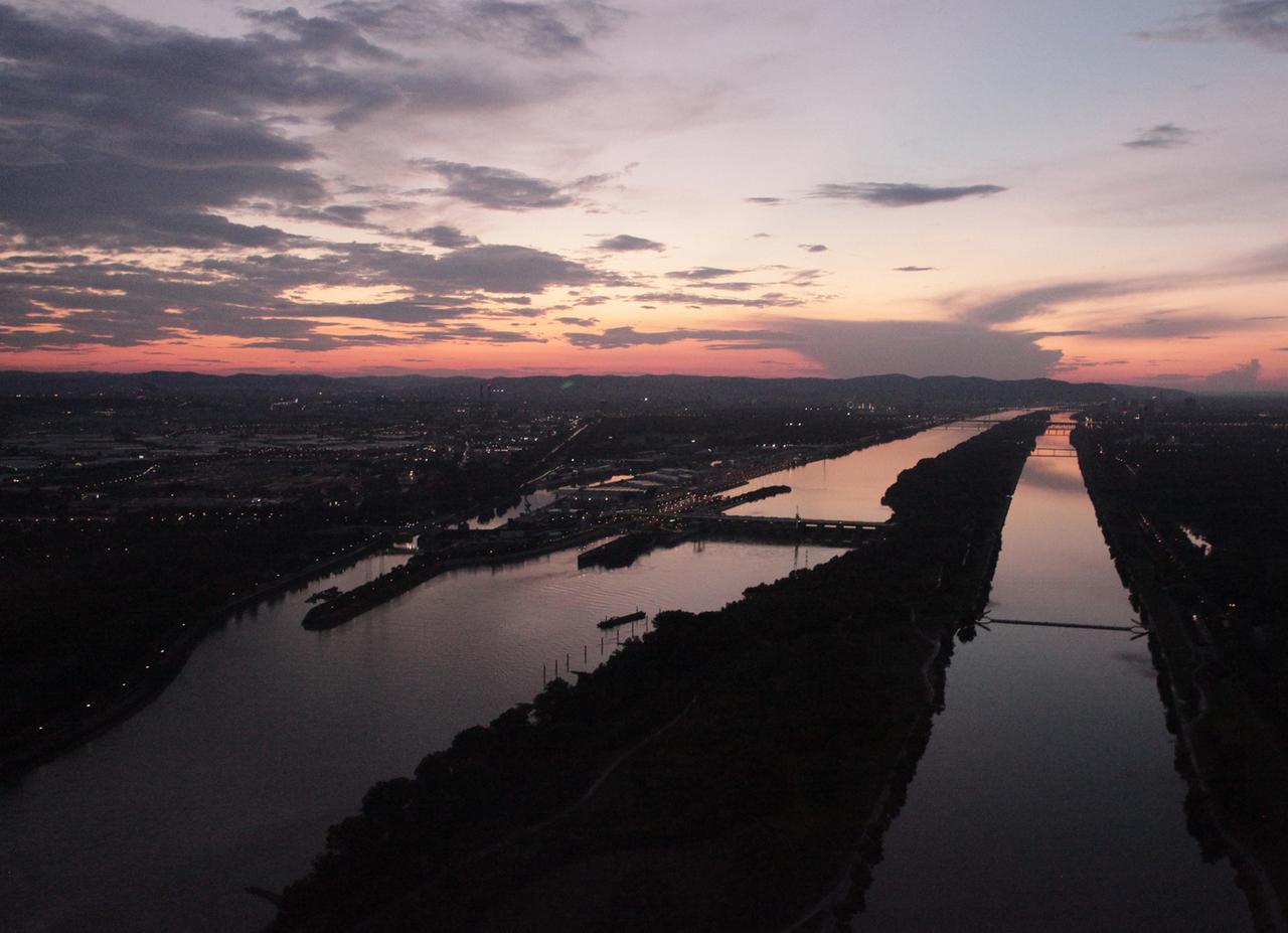 Luftaufnahme: Die Donau bei Wien