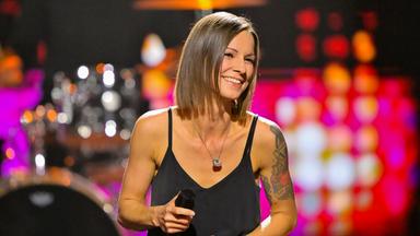 Christina Stürmer singt und lächelt auf der Bühne beim Donauinselfest.