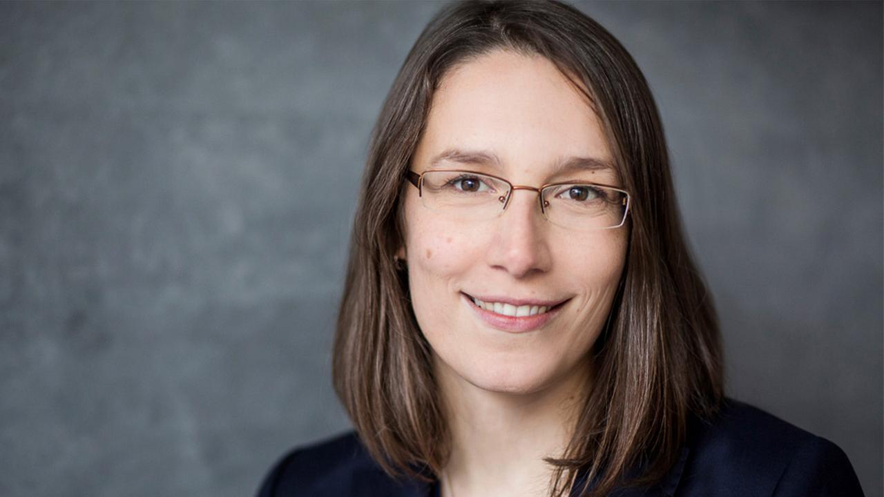 Braunhaarige Frau mit Brille im Portrait