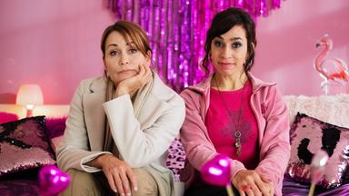 Konstanze (Anja Kling, l.) kann ihre nicht vorhandene Freude über Jackies (Carol Schuler, r.) Überraschung nur schwer verbergen.