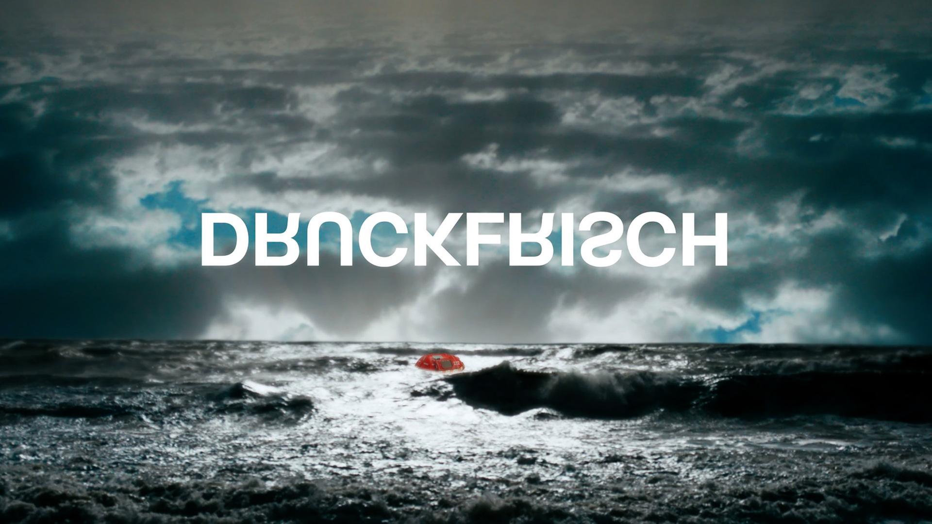 Der Schriftzug „Druckfrisch“ vor einem Bild von stürmischer See.