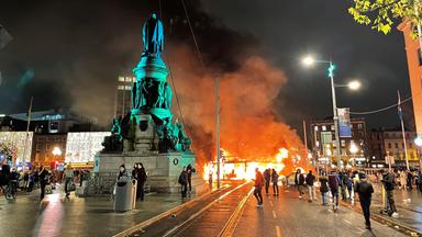 Ein Bus brennt in der O'Connell Street im Stadtzentrum von Dublin